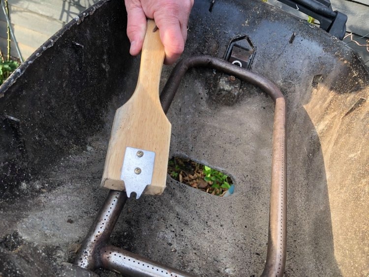 brænderrør i gasgrill renses med børste