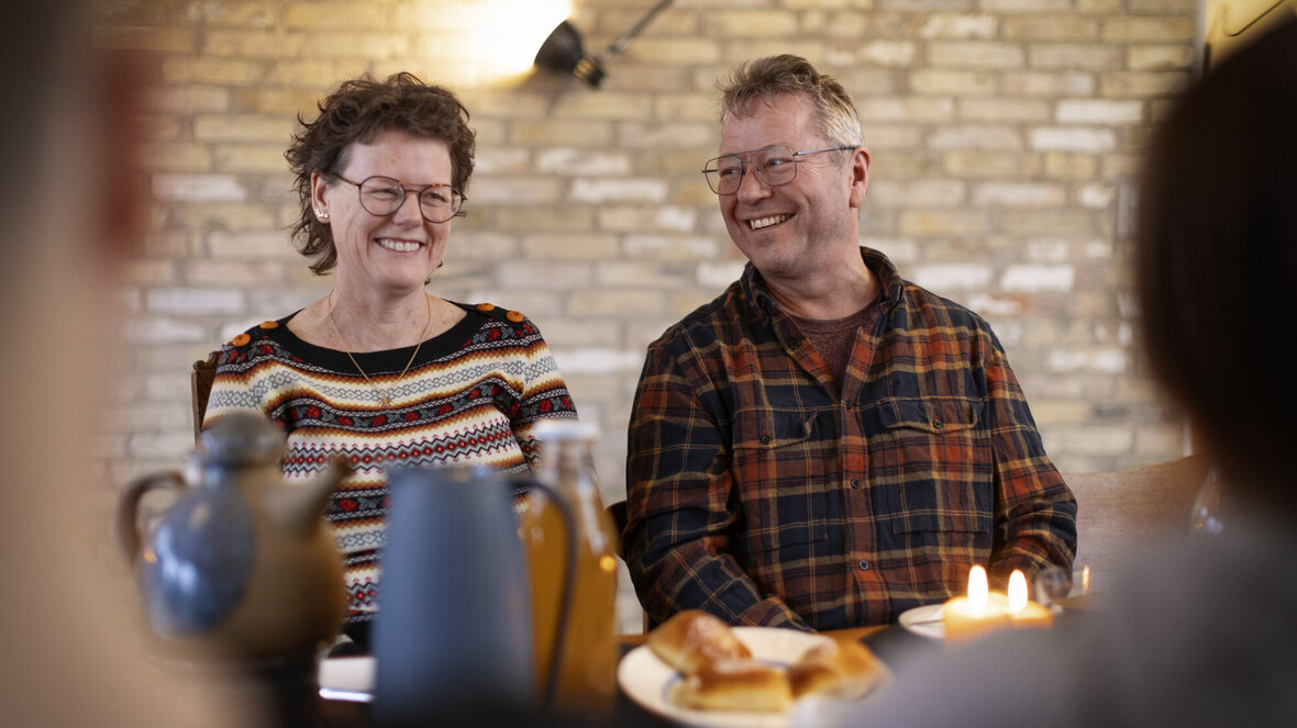 Thomas og Kathrine sidder ved middagsbord