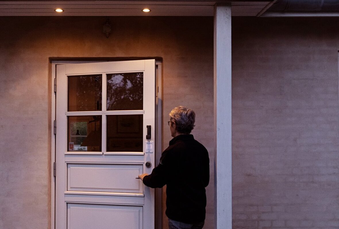 Hoveddør med klistermærke for alarm og Nabohjælp