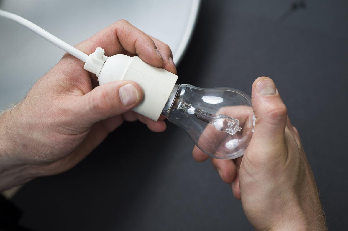 halogenpære skrues af lampefatning