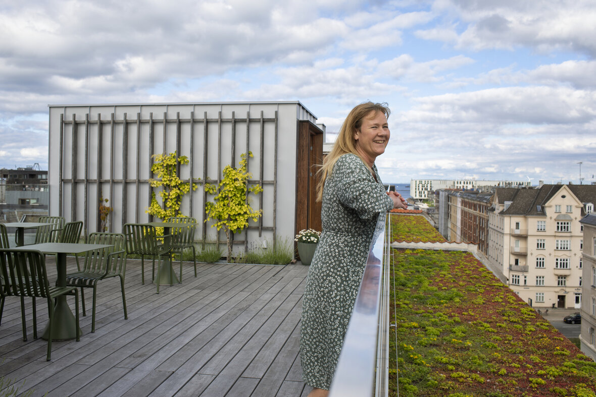 Emilie Skov nyder udsigten over København fra andelsboligforeningens tagterrasse