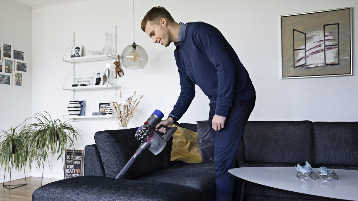 Sofa rengøres og støvsuges for at bekæmpe smat