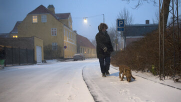 Fortov med sne Glat fortov i ventervejr