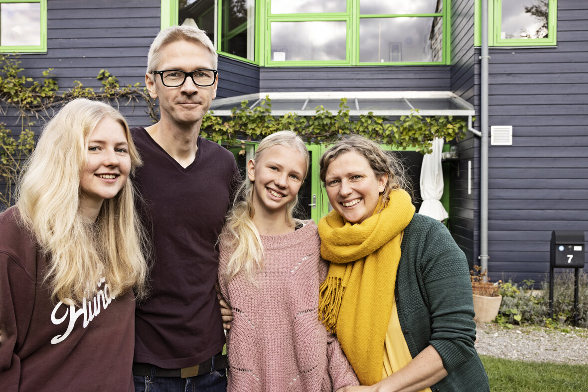 Familien Køie foran deres hus