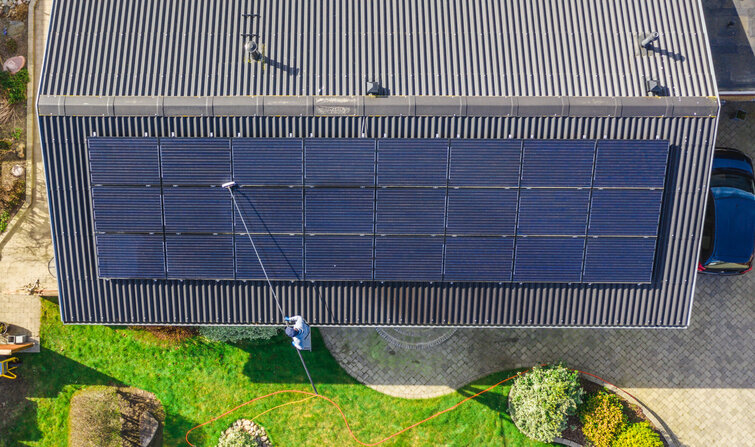Solceller, der bliver vasket med børste på teleskopstang