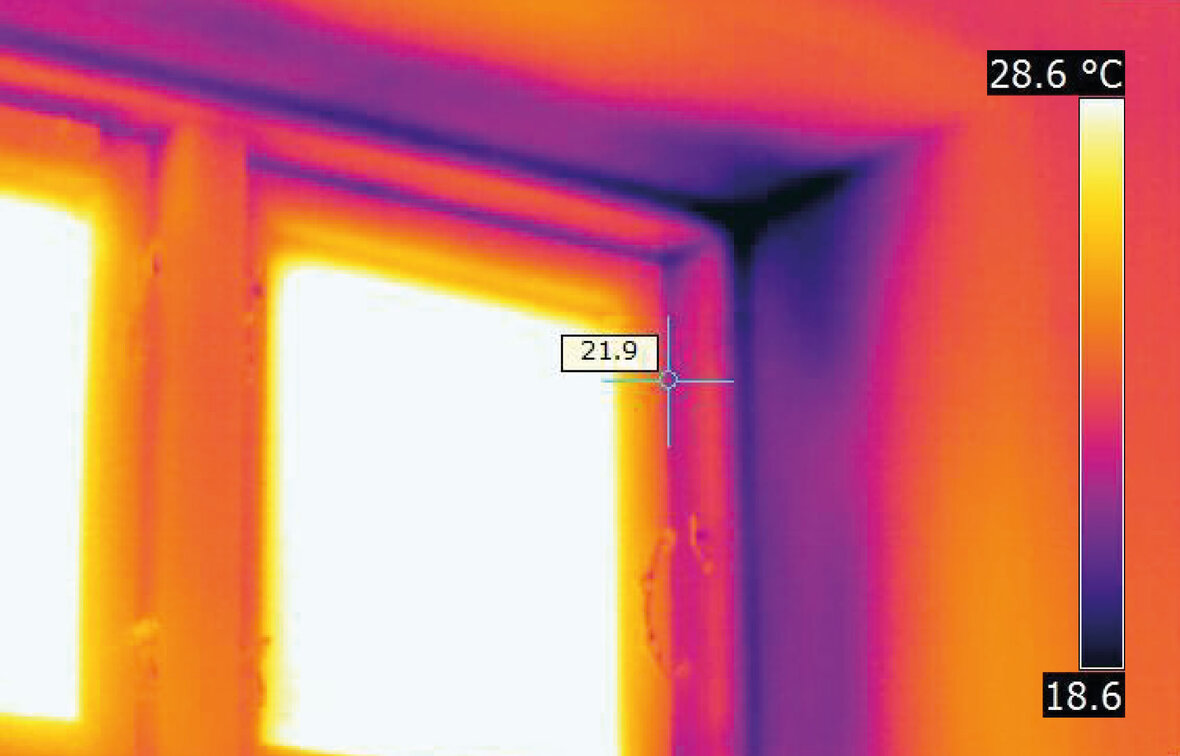 Termofotografering viser kuldebro ved vindue