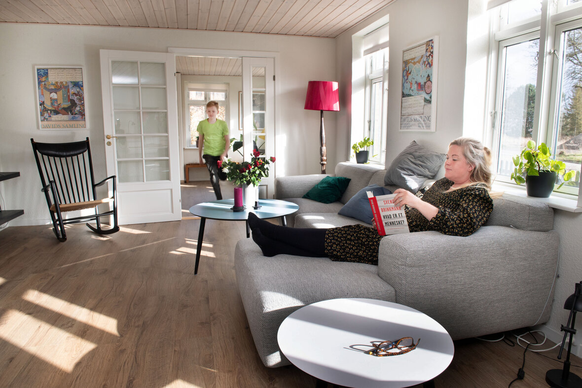 Mor og søn i stue med en normal indendørs stuetemperatur