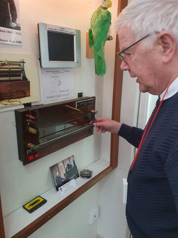 Bjarne Dahlin Nielsen demonstrerer på Radiomuseum Ringsted en demo-model af Valdemar Poulsens telegrafon – den første udgave af en spolebåndoptager.