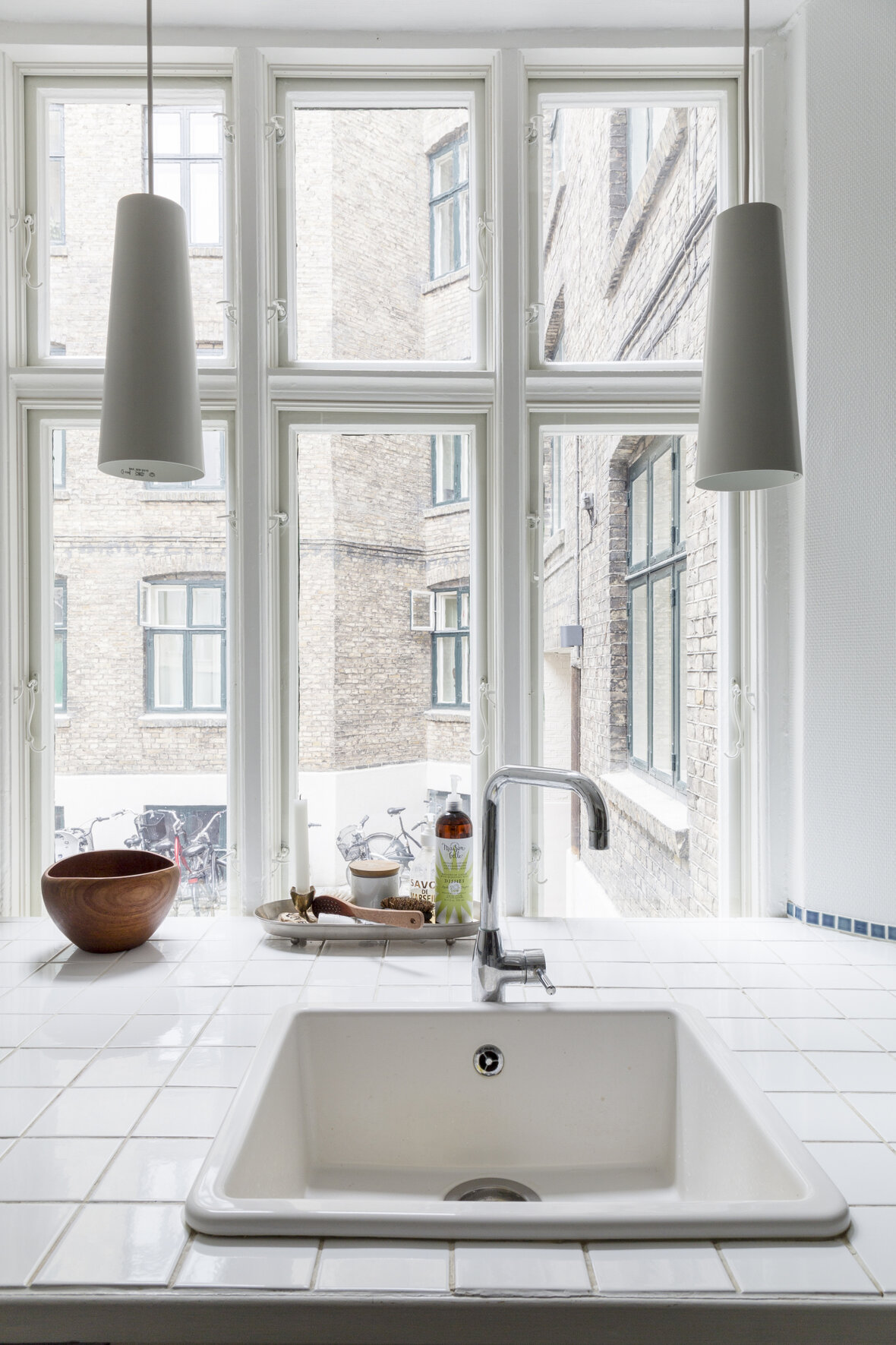 Køkkenvask af porcelæn i bordplade