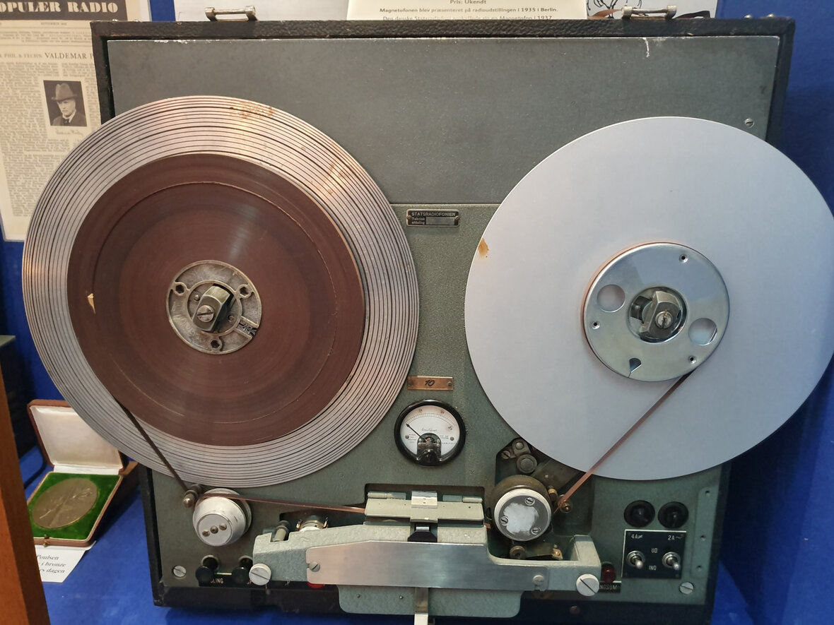 Første model af en magnetspolebåndoptager fra 1937
