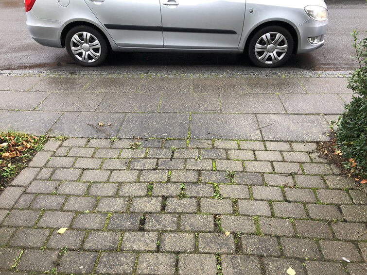 Ulovlig parkering foran indkørsel