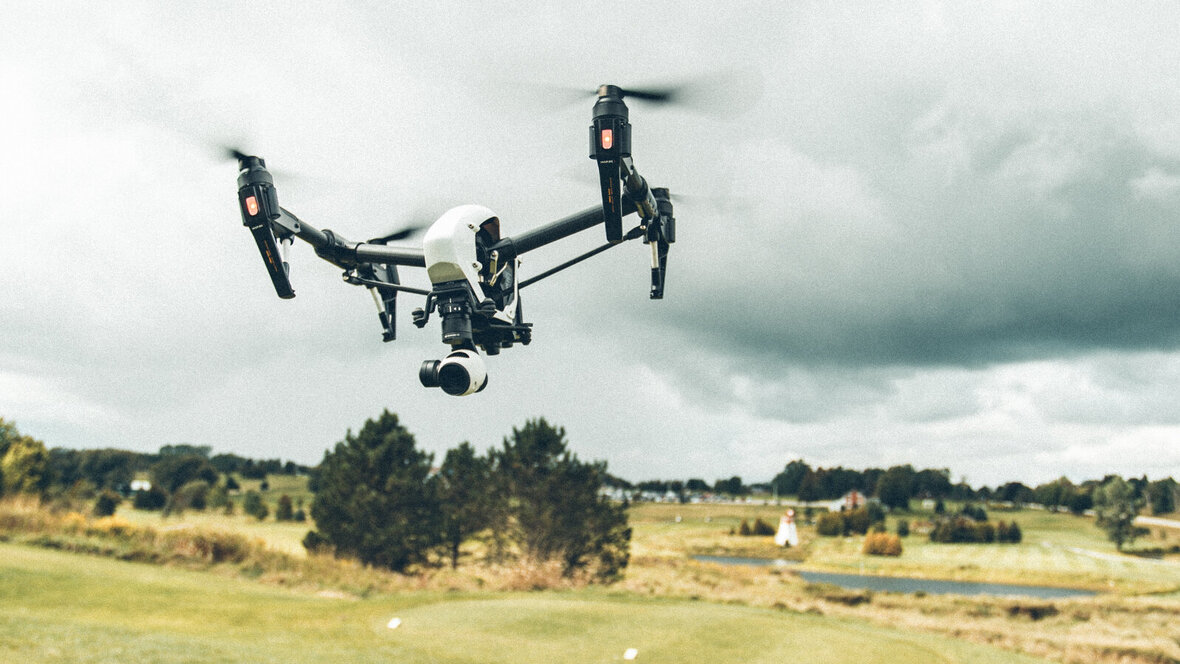 stor drone med kamera flyver over landskab
