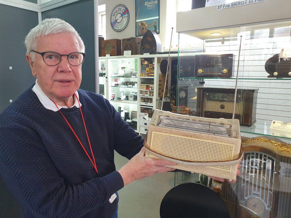 Bjarne Dahlin Nielsen med en transistorradio på Ringsted Radiomuseum