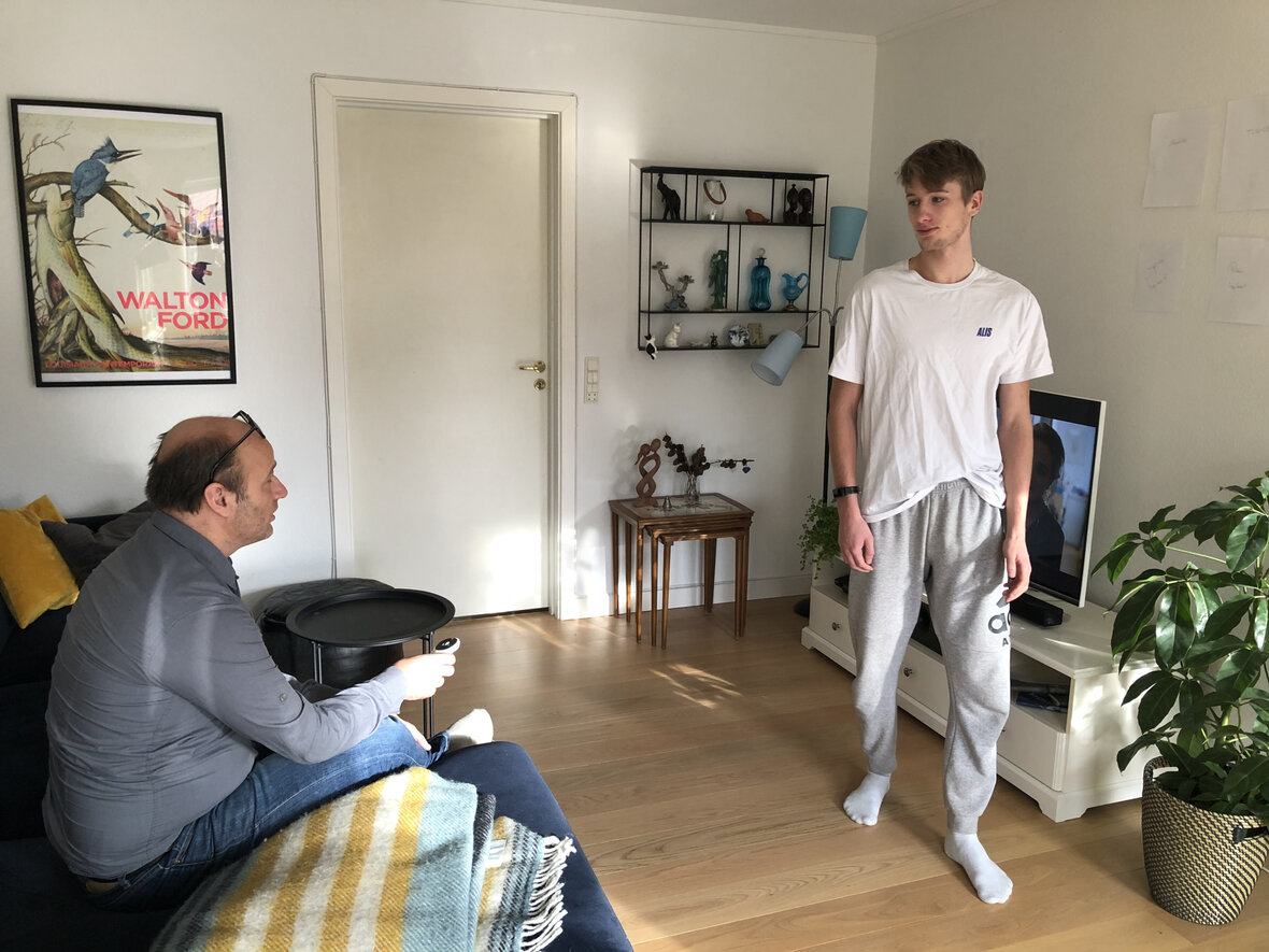 ung mand i ganglinje går ind foran tv