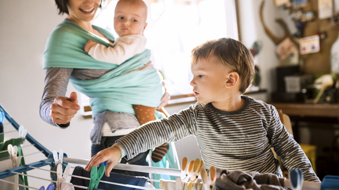 Børnefamilie tørrer tøj indendørs