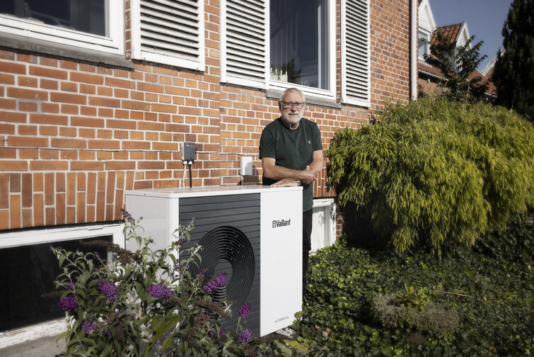 Karsten Christensen foran sit hus i Søborg med luft til vand-varmepumpen