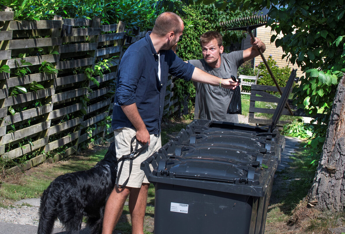 mand smider hundepose i anden mands skraldespand skr