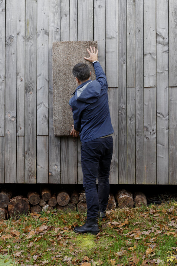 ålegræsbatts til isolering foran en facade af træ