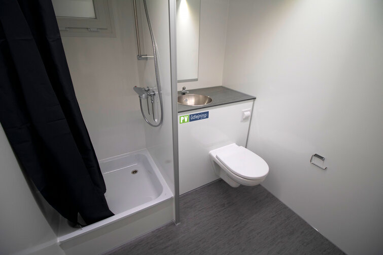 Mobilt badeværelse/toiletvogn med wc og bad