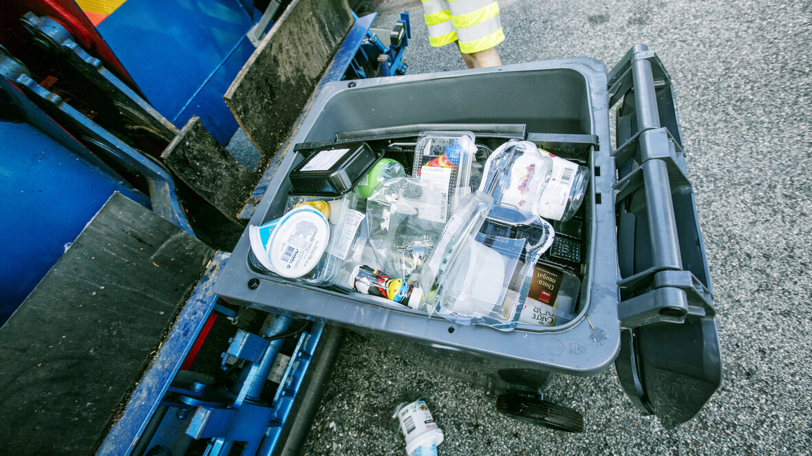 Fyldt affaldsbeholder til plast Fyldt affaldsbeholder til plast