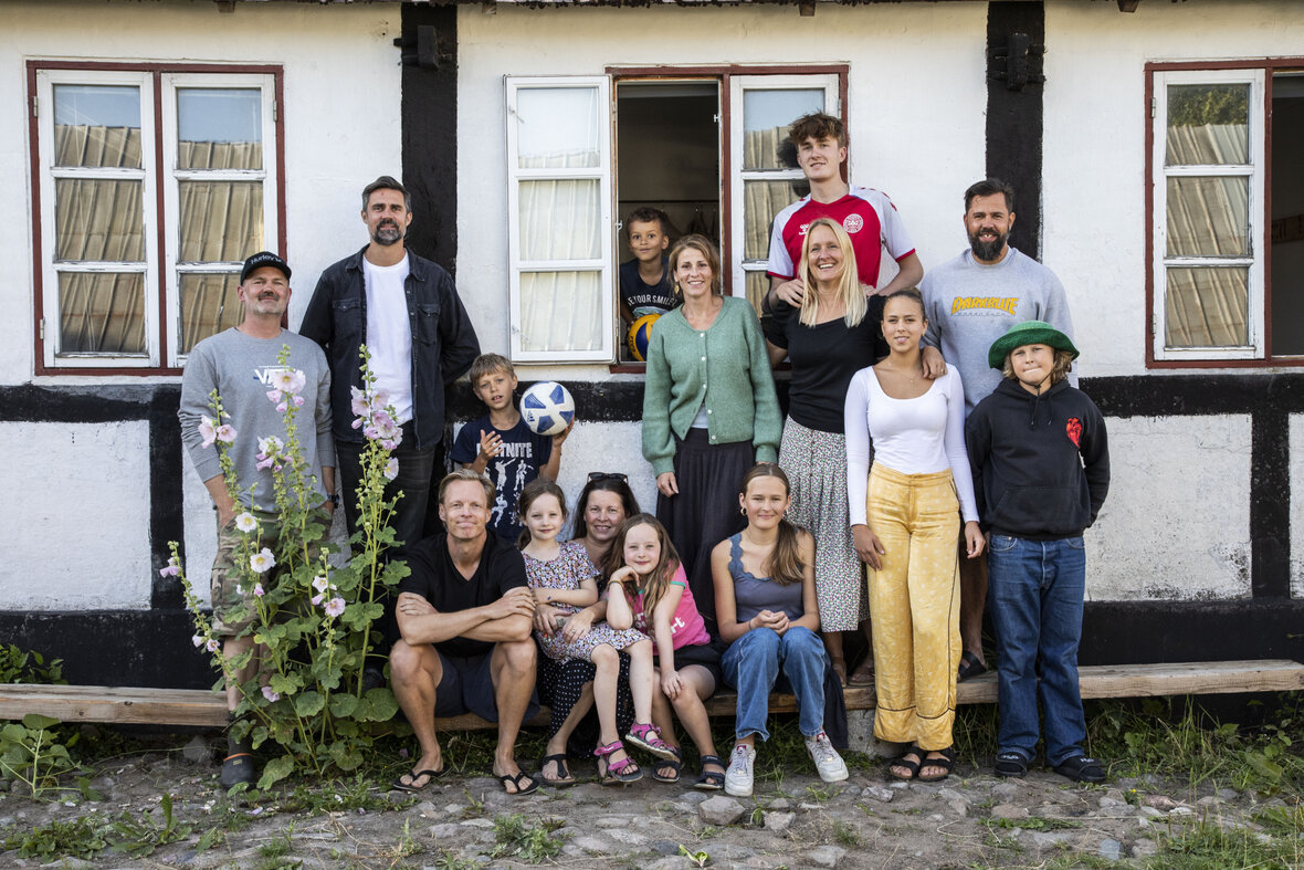 De 15 beboere samlet foran Styrmandsgården