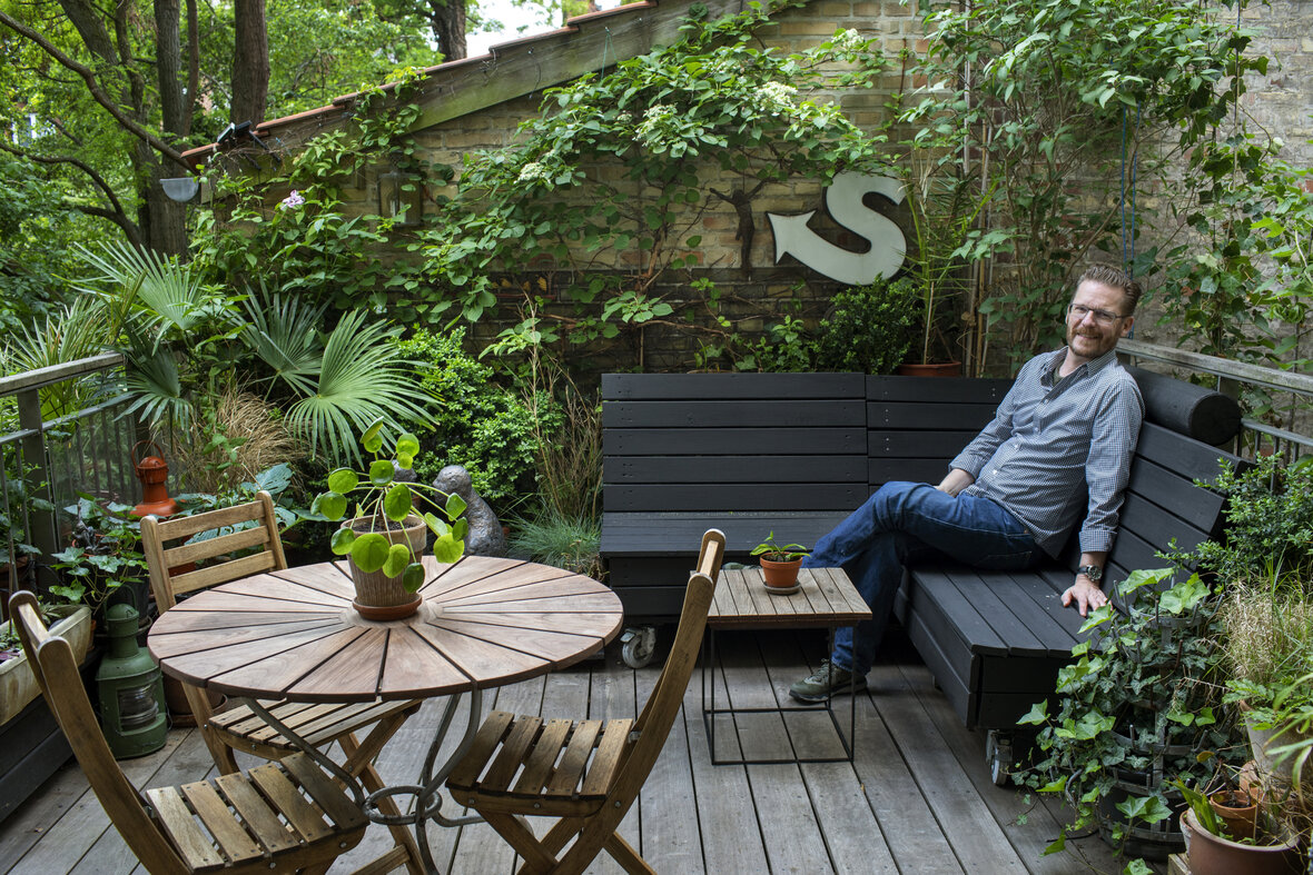Lars Bregendahl Bro sidder på sin tagterrasse på Vesterbro