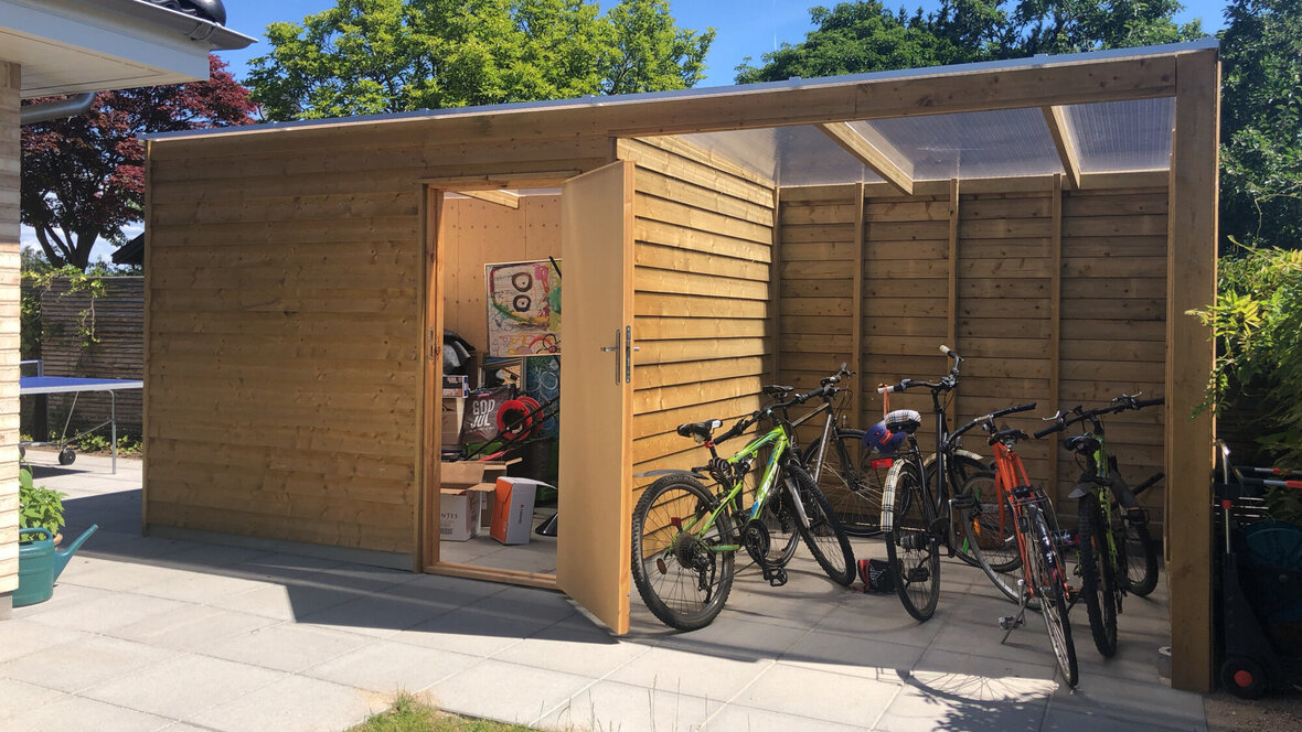 Skur med opbevaring og cykelparkering
