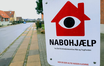 Nabohjælp-skilt på villavej