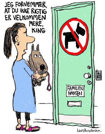 Tegning viser kvinde stå udenfor dør, mens hun bærer hund. På døren er et stort "Hunde forbudt"-skilt. Kvinden siger: "Jeg fornemmer, at du ikke rigtig er velkommen mere, King".