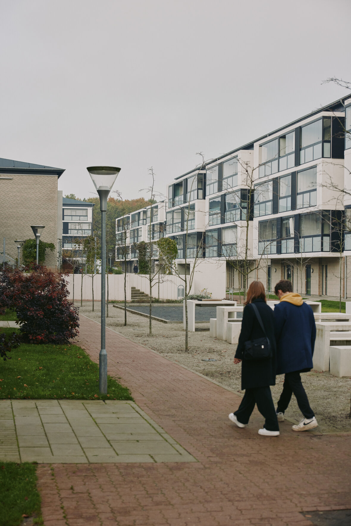 To unge går i boligområdet Højvangen i Skanderborg