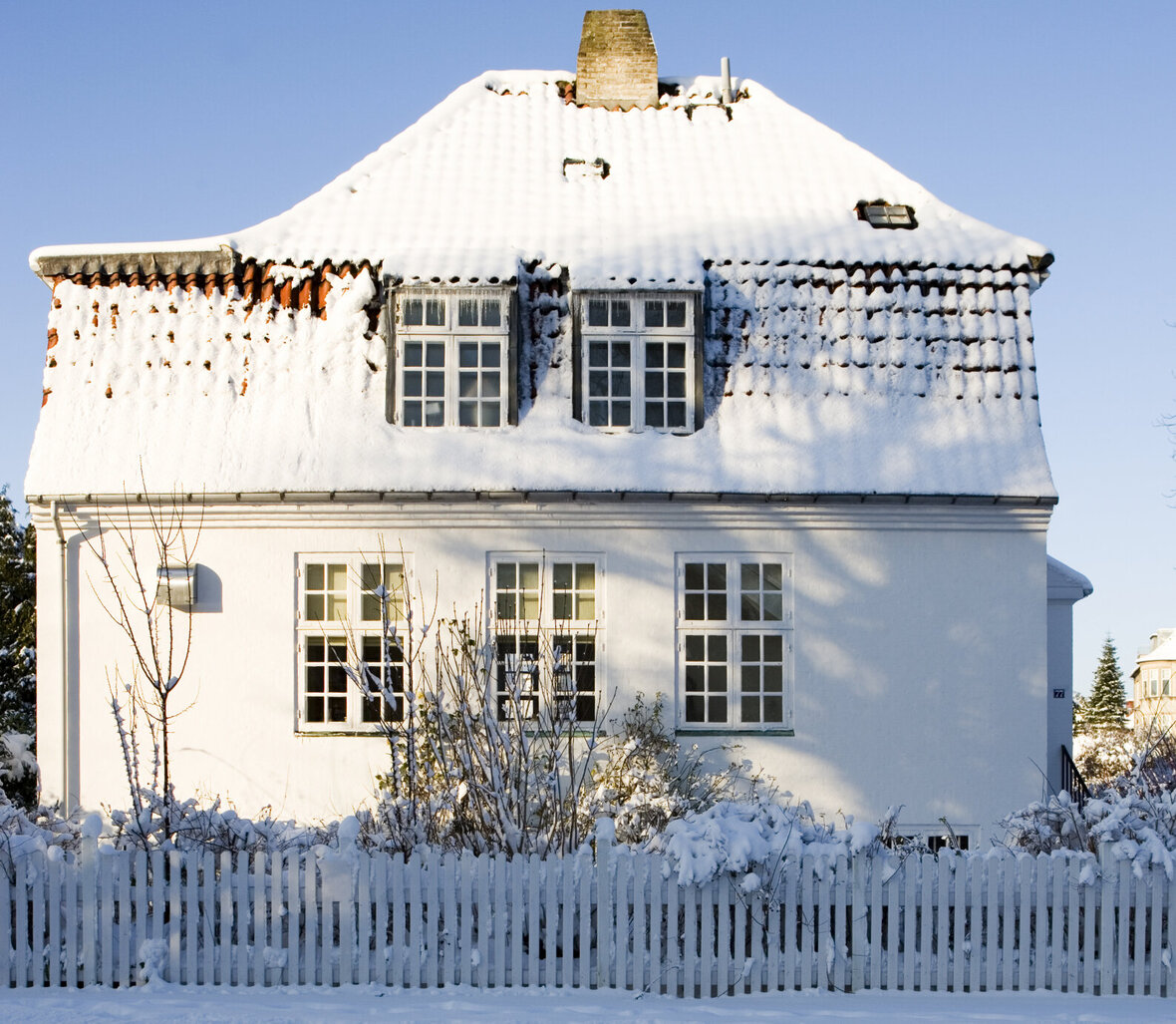 Sneklædt hus Hus med sne