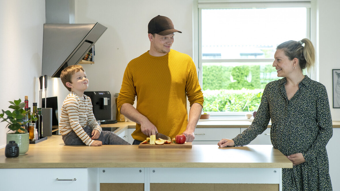 Joachim, Maja og William i køkkenet