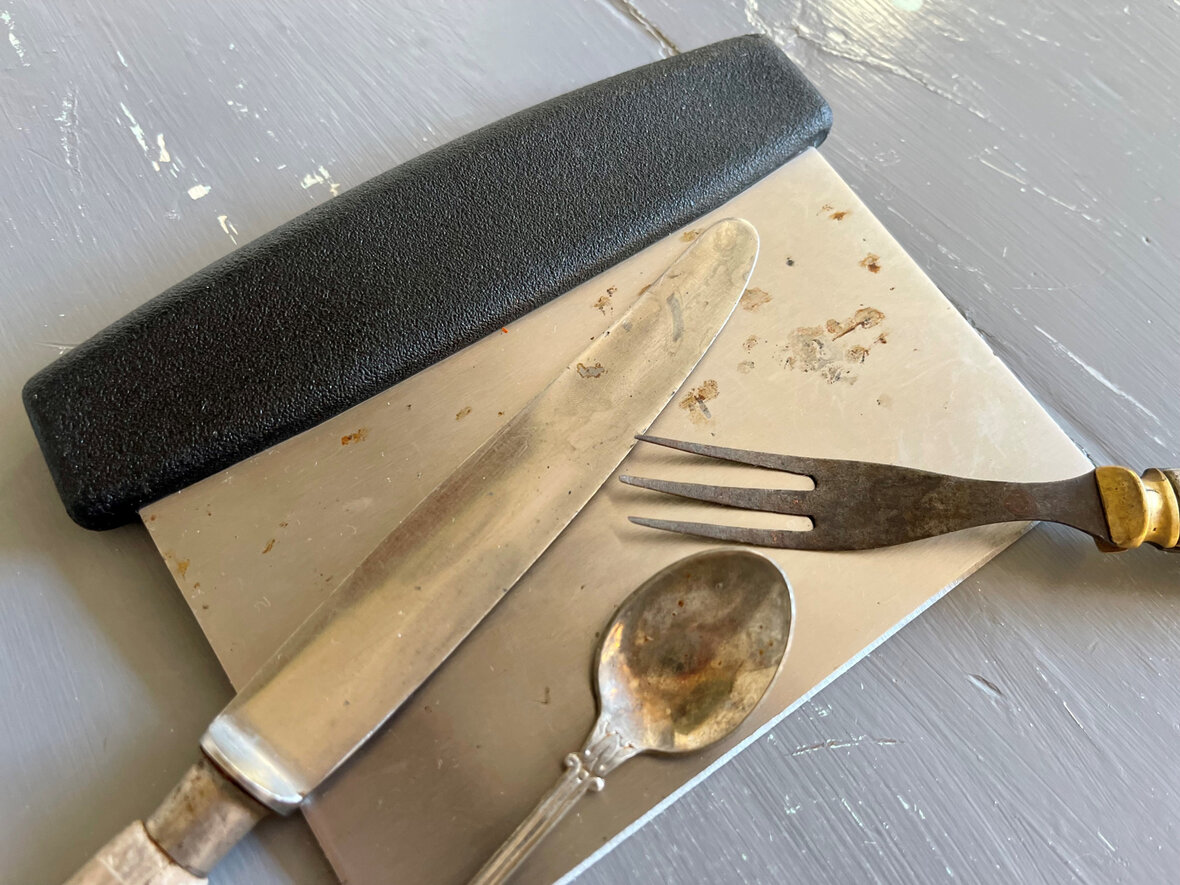 Gammelt bestik med pletter fra flyverust.