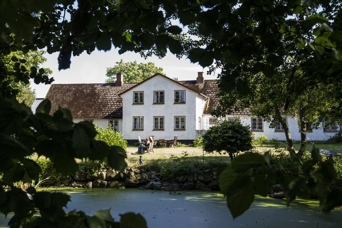 Styrmandsgården i Østermarie på Bornholm med sø i forgrunden