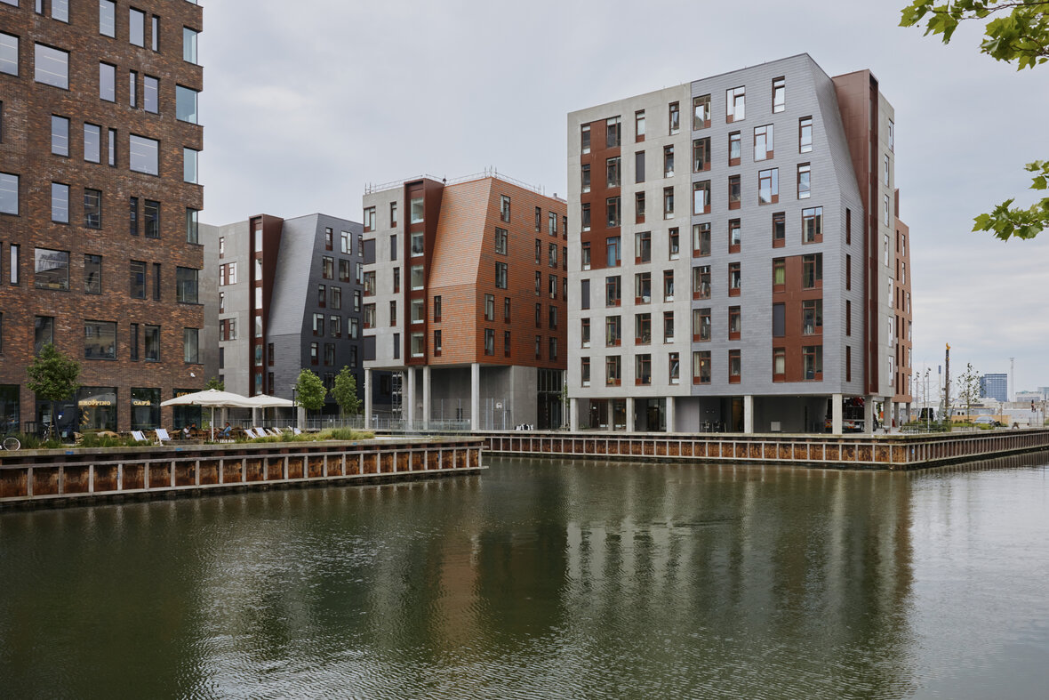 Nyere boligkomplekser med udsigt til havn