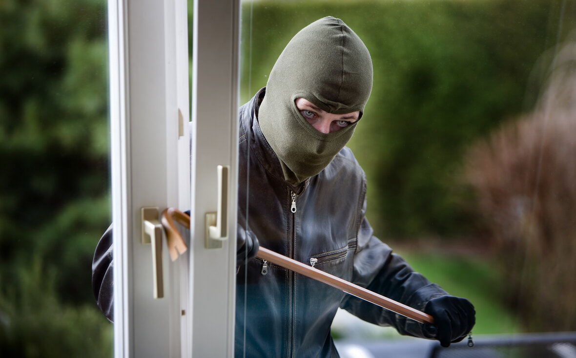 tyv bryder vindue op med koben i hus