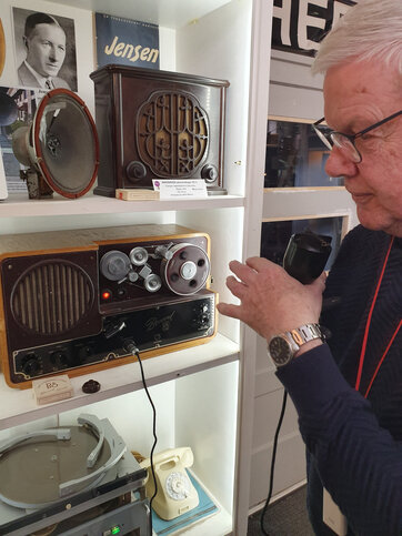 Bjarne Dahlin Nielsen demonstrerer på Radiomuseum Ringsted B & Os wire-recorder