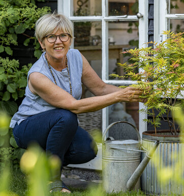 Ulla Bergstrøm i sin have
